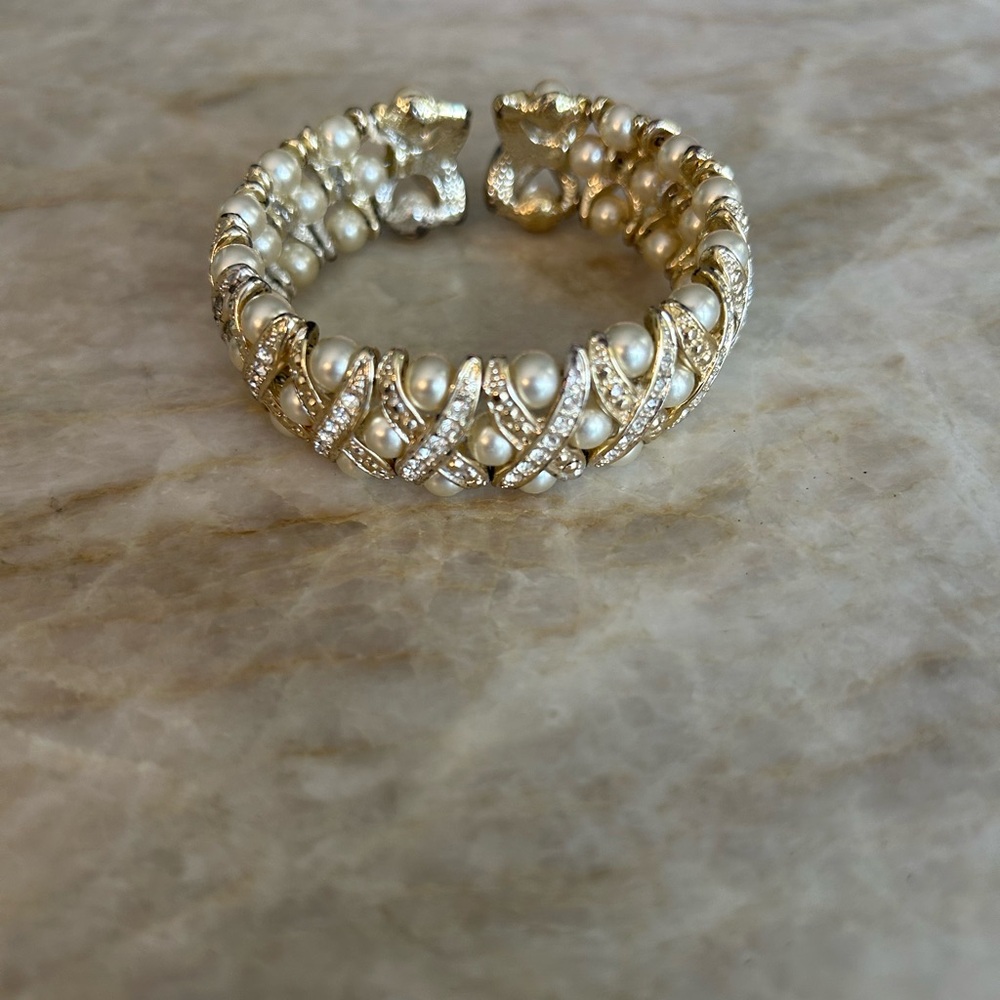 Silver and gold white pearl bracelet!! #glamour #jewelry #chic #fancy #dinner